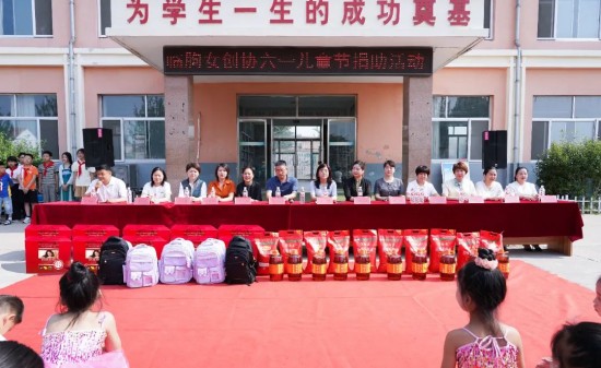 華特磁電集團(tuán)高級(jí)副總裁劉梅帶隊(duì)開展助學(xué)活動(dòng)，展集團(tuán)愛心精神