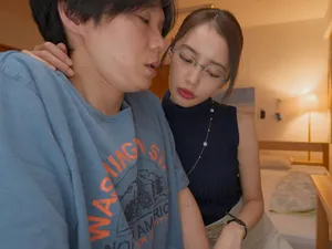 Bạn gái ngực bự nhỏ nhắn cởi váy và xuất tinh vào tôi