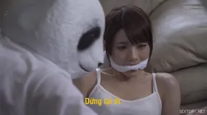 Nữ cosplayer thất nghiệp ở nhà tự sướng thì anh shipper đến giao hàng nhìn thấy